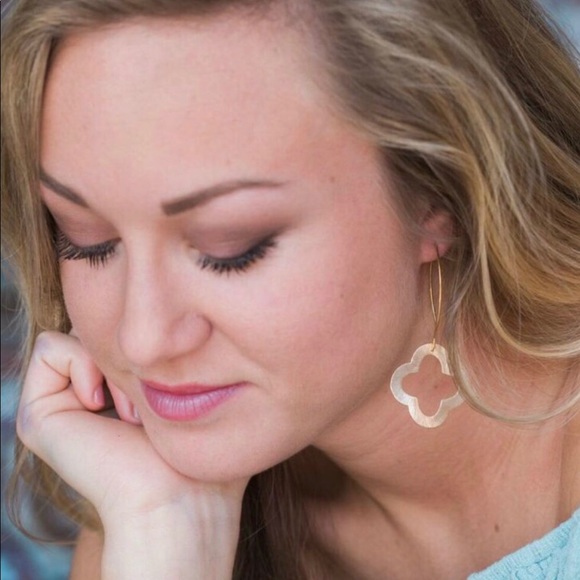 betsy pittard designs Jewelry - Betsy Pittard Designs quatrefoil on v-hook earring